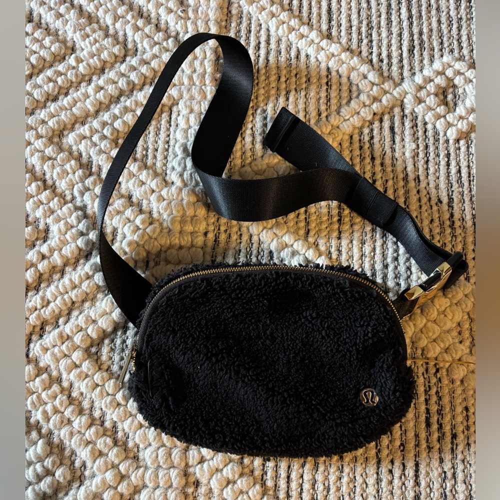 lululemon Black Fleece•  Classic Sherpa Crossbody Bag